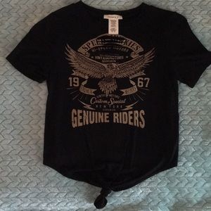 small black t- shirt